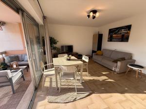 A 200m des plages grand studio ouvrant sur très large terrasse