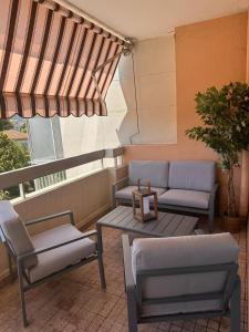 A 200m des plages grand studio ouvrant sur très large terrasse