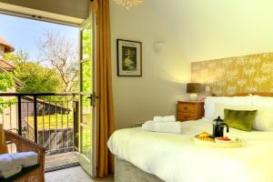 Cosy Cotswold Lodge by Your Home Here - ideal for families, log-burner, spa, private parking, EV Hookup included and heated swimming pools