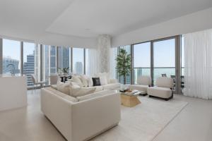 Maison Privee - Sky-High Elegance with Unrivaled Burj Khalifa Views