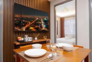 Cozy 2BR Downtown Condo