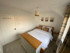 2 bed home 5 min walk to beach!