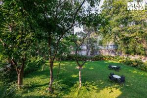 StayVistas Rosso with Outdoor Pool, Theatre-Disc Room & Games Room