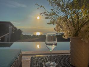 Luxe 4BR Sunset Seaview Villa Private Infinity