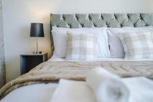 Stylish 3 bed house sleeps 5 free parking