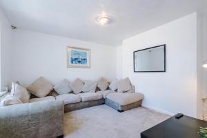 Stylish 3 bed house sleeps 5 free parking