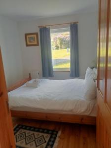 Kearneys Cottage, Dugort, Achill Island, County Mayo - 3 Bedroom Sleeps 6