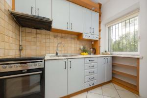 Old Town Apartment next to Metro by Noclegi Renters