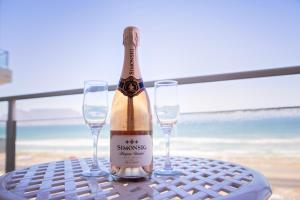 Bloubergstrand Beachfront Apartment with Secure Garage and Pool