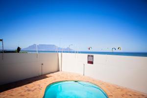 Bloubergstrand Beachfront Apartment with Secure Garage and Pool