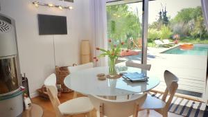 Villas Kercolette, maison avec piscine non chauffee proche des plages : photos des chambres