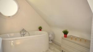 Villas Kercolette, maison avec piscine non chauffee proche des plages : photos des chambres