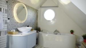 Villas Kercolette, maison avec piscine non chauffee proche des plages : photos des chambres