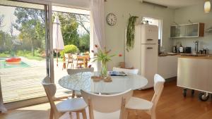 Villas Kercolette, maison avec piscine non chauffee proche des plages : photos des chambres