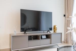 Stylish 1BHK by CzechIn Pool & Gym Prime JVC