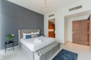 Scenic City View 1BR with Balcony