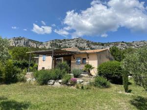 Une maison en Provence piscine au pied du Luberon