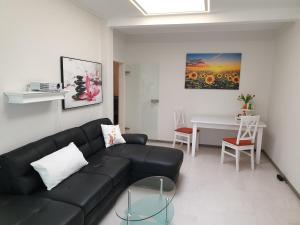 Ferienhaus mit Sommerpool, Terrasse und Glashaus