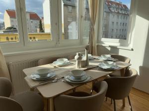 2BR, Danube, Central, U6 & S-Bahn - Axara Housing BRN 16