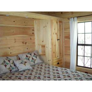 Beautiful Rural Retreat with Fireplace and Private Hot Tub on 20 Acres, near Historic Hendersonville and Asheville, NC
