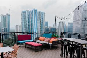 Luxe Suite at BCCT - BGCs Prime Studio - Gym, Infinity Pool with breathtaking skyline view