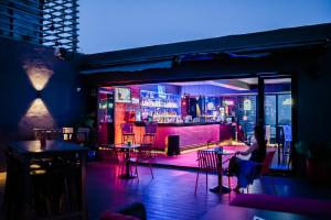 Luxe Suite at BCCT - BGCs Prime Studio - Gym, Infinity Pool with breathtaking skyline view