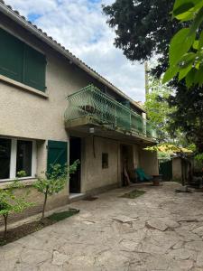 Chambre en bois dans une ancienne bâtisse