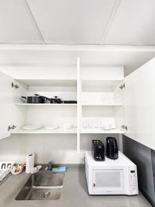 Modern Fully Furnished Apartment in Bloom Tower B JVC - Easy Access to JBR, Circle Mall & Dubai Hills Mall