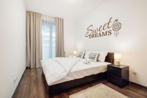 Modern City Hub Apartment with Terrace & Parking