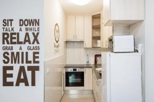 Modern City Hub Apartment with Terrace & Parking