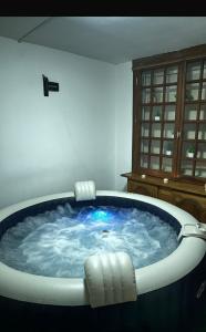 Chambre en bois dans une ancienne bâtisse