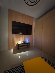 SPACIOUS RETRO UNIT at SM North Mall w Balcony and FAST WIFI