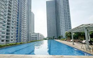 SPACIOUS RETRO UNIT at SM North Mall w Balcony and FAST WIFI