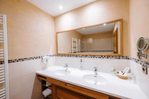 Hotels Les Violettes Hotel & Spa : photos des chambres