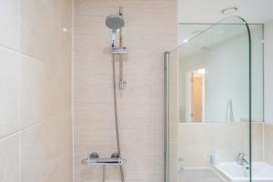 Spacious Two-Bedroom Apartment - Parking, 7 Mins from Station, Ideal for Business Stays By AV Hughes Properties