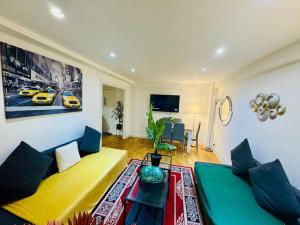 Comfortable Flat Sleeps 6 - Lift Access- Steps from Hyde Park & Marble Arch Station