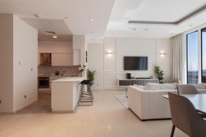 Modern 1BD, beautiful SeaView, Pool & Beach access