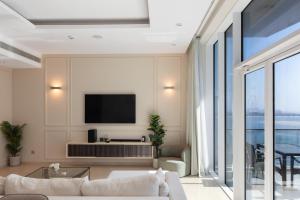 Modern 1BD, beautiful SeaView, Pool & Beach access
