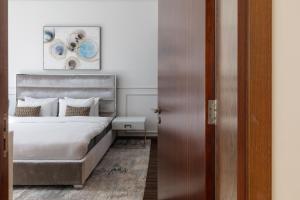 Modern 1BD, beautiful SeaView, Pool & Beach access