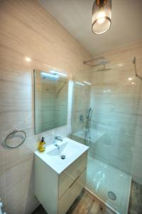 Luxury penthouse with jacuzzi on sun terrace APIC1-2