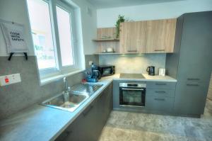 Luxury penthouse with jacuzzi on sun terrace APIC1-2