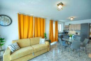 Luxury penthouse with jacuzzi on sun terrace APIC1-2