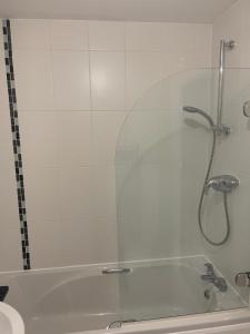 Double Room PRIVATE DEDICATED Bathroom Super Fast Wifi Great Feedback