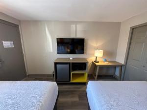 Double Room with Two Double Beds and Roll-in Shower - Mobility Access/Non-Smoking room in Farmington Inn