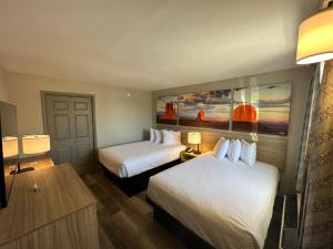 2 Double Beds, Mobility Accessible Room, Bathtub w/ Grab Bars, Non-Smoking room in Farmington Inn
