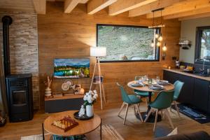 Maisons de vacances Les Gites du O- Foret-Gite O-rizon avec bain nordique et magnifique vue sur la plaine du forez : photos des chambres