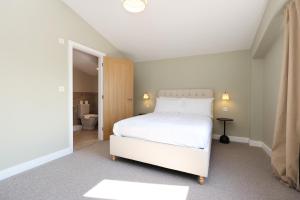 Ground Floor Barn with Hot Tub, Dog Friendly, Sleeps up to 8 close to Monmouth, Ross on Wye, Hay on Wye and Hereford!