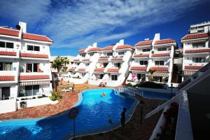 Central location P, terrace with pool view, sunny, quiet, wifi