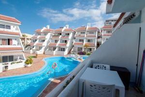 Central location P, terrace with pool view, sunny, quiet, wifi