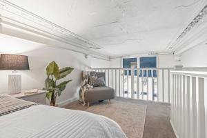 City Centre Split Level Loft Apartment with Fast WIFI
